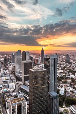 Frankfurt 'lu adaylar. Almanya 'nın Frankfurt şehrinin manzarası harika. Akşamları ışık ve günbatımında. Her renkten güzel bir gökyüzü. Hauptwache, rmer, main