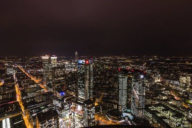 Frankfuert Almanya 'daki tek ufuk çizgisi. Büyük gökyüzü ve evlerde ışıklandırma ile günbatımı için arka plan fotoğrafçılığı. Yüksek binalar, şehir kayıtları ve finansmanı