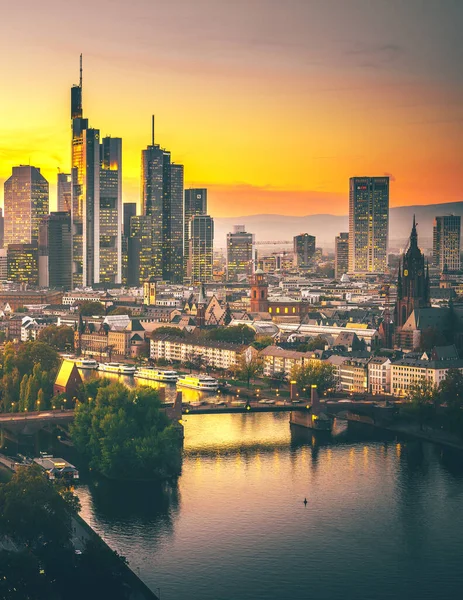 Main Met Skyline Van Frankfurt Avond Bij Zonsondergang Mooi Overzicht — Stockfoto