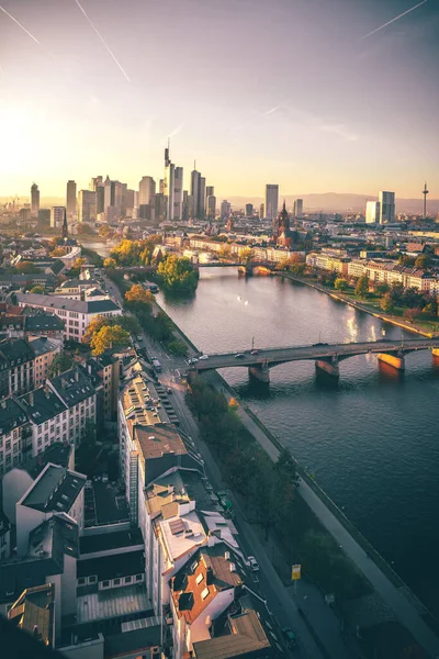 Bir izleme platformundan Skyline görüntüsü. Almanya 'da Frankfurt am Main' de akşamları gökyüzünün ortasında rüya gibi bir günbatımı görülür. Finans bölgesinin büyük şehir fotoğrafı.