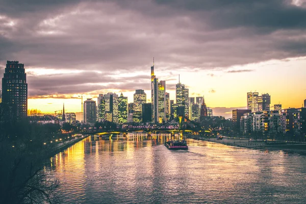 Frankfurt Vooruitzichten Prachtig Uitzicht Stad Frankfurt Duitsland Avonds Met Achtergrondverlichting — Stockfoto