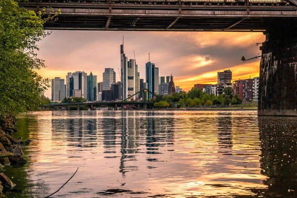 Frankfurt Vooruitzichten Prachtig Uitzicht Stad Frankfurt Duitsland Avonds Met Achtergrondverlichting — Stockfoto