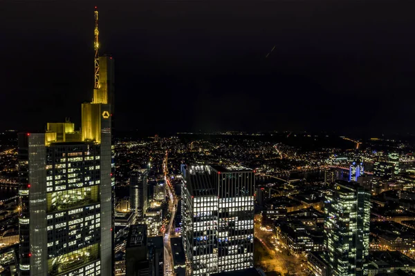 フランクフルトはドイツで唯一のスカイラインです 素晴らしい空と家の中の照明と日没のためのバックライト写真 高層ビル 都市の記録と金融 — ストック写真