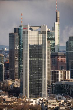 Frankfuert Almanya 'daki tek ufuk çizgisi. Büyük gökyüzü ve evlerde ışıklandırma ile günbatımı için arka plan fotoğrafçılığı. Yüksek binalar, şehir kayıtları ve finansmanı