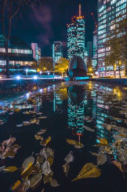 Frankfurt 'ta. Akşamları ve gün batımında gökdelenlerin ve gökdelenlerin muhteşem manzarası. Mega şehirde harika bir atmosfer.