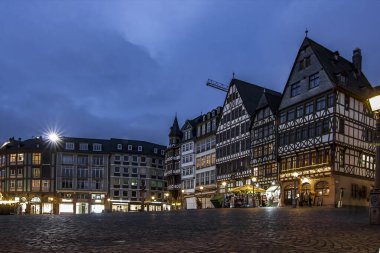 Frankfurt Almanya 'sındaki Rmerberg' de Noel pazarı. Yarım keresteli evlerle dolu tarihi bir mekanda güzel bir Noel pazarı. Romantik ışıklandırma