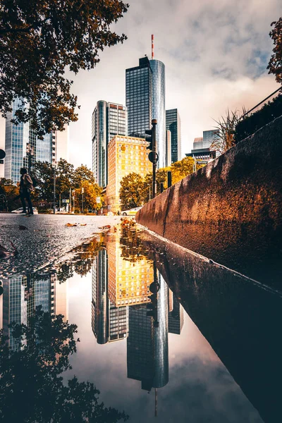 ドイツのフランクフルト マイン スカイラインと高層ビルの街の景色 これらは水たまりに反映されています — ストック写真