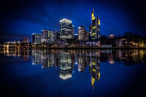 フランクフルトでの展望 夕方と日没の高層ビルや高層ビルの素晴らしい景色 大都市の素晴らしい雰囲気 — ストック写真