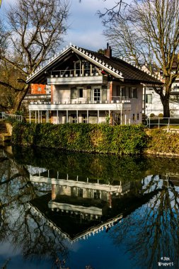  Almanya 'dan yarım keresteli bir ev bir caddede bulunuyor. Akşamları bulutlu ve aydınlık