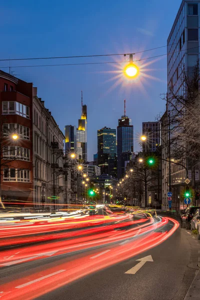 stock image Outlook in Frankfurt. Great views of high-rise buildings and skyscrapers in the evening and at sunset. Great atmosphere in a mega city