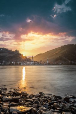 Ren 'den Bacharach' a, Almanya 'nın tarihi küçük kasabası Mainz Bingen. Kale, kilise ve üzüm bağları. Gün batımı