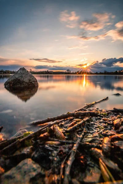 Sonnenuntergang See Ein Schöner Sommerabend Wasser Mit Blass Der Sonne — Stockfoto