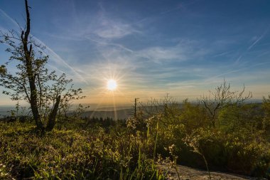 Doğanın ortasında gün batımının güzel manzarası. Bir dağdan alındığında, vahşi doğaya romantik bir bakış açın var. Akşamları gökyüzü özellikle renklidir.