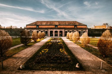 Hanau 'daki güzel Philippsruhe Kalesi, baharda çekildi. Düğünler, eğlence sarayı ve güzel bir park.