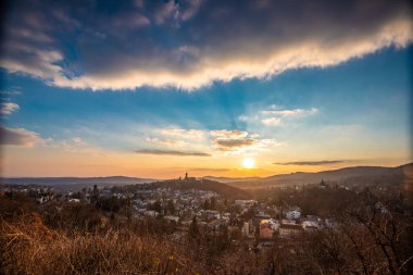 Frankfurt yakınlarında Knigstein im Taunus. Gün batımından sonra kalenin manzarası harabeye döner. Kışın aydınlatılmış kale ve köy