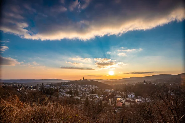 Frankfurt yakınlarında Knigstein im Taunus. Gün batımından sonra kalenin manzarası harabeye döner. Kışın aydınlatılmış kale ve köy