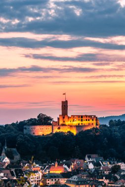 Günbatımında manzara, Koenigstein Taunus, Almanya. Platz Burg ile uygun bir noktadan çekilmiş bir sürü doğa ve gün batımı var.
