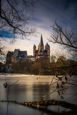  Limburg 'dan güzel manzara fotoğrafı. Lahn 'da, nehirde, ağaçlarda ve çalılarda. Gündoğumu ve nehirdeki yansıma