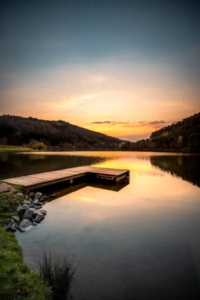 Hayatımda gördüğüm en güzel günbatımlarından biri, bir vadide sakin bir su deposu, yeşil ve bölgede bir orman. Güneş gölde güzel bir şekilde batıyor ve her şey suya yansıyor.