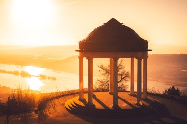Hessen Almanya 'daki Niederwald anıtı. Tapınaklarla ve turuncu renklerle gün doğumu. Ren manzaralı harika bir atmosfer.