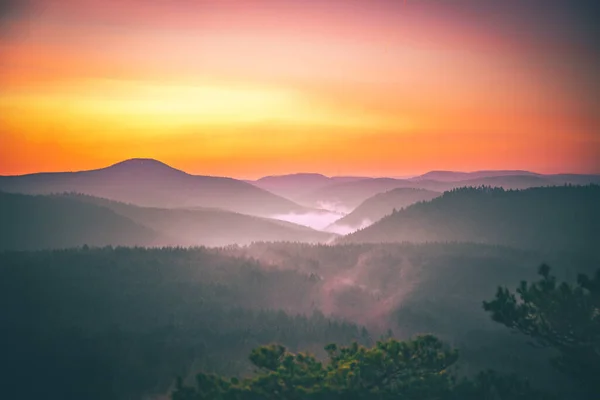 Las Podniebienia Piaskowcowej Skale Widokiem Wschód Słońca Dolinie Jest Mgła — Zdjęcie stockowe