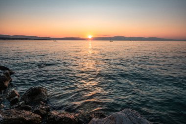 Gün doğumunda kıyı manzarası. Deniz manzaralı taşlı kayalık bir sahil. Hırvatistan 'da kayalık Istria