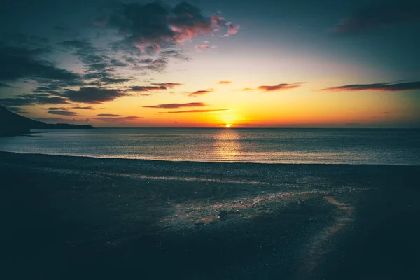 フエルテベントゥラ カナリア諸島の日の出または日没 石と長い露出でビーチで 独特な光だ 純粋な休日感 雲がいい — ストック写真