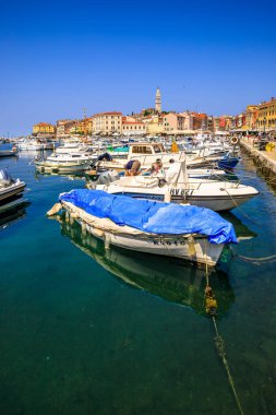 Istria Hırvatistan 'daki Rovinj sahildeki güzel eski kasaba. Tarihsel olarak büyük caddeler ve deniz kıyısındaki bir yarımadada eski binalar. Bu liman şehri tarihi şehir merkezi ile bir rüya.