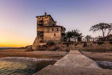 Yunanistan 'daki tarihi taş kule Oranoupoli' de deniz kenarında bir Weir kulesiydi.
