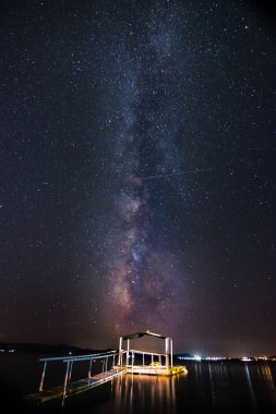 Almanya 'da Samanyolu binalarla dolu güzel bir manzarada. Geceleyin yıldızlar, ay ve gökyüzü. astronomi.