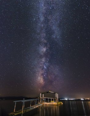 Almanya 'da Samanyolu binalarla dolu güzel bir manzarada. Geceleyin yıldızlar, ay ve gökyüzü. astronomi.