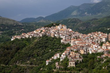 Beyaz Şehir 'in güzel manzarası, doğanın ortasında Akdeniz dağ köyü, Rivello, Campania, Salerno, İtalya