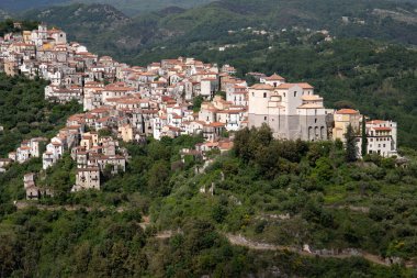 Beyaz Şehir 'in güzel manzarası, doğanın ortasında Akdeniz dağ köyü, Rivello, Campania, Salerno, İtalya