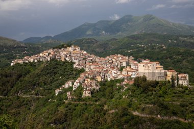 Beyaz Şehir 'in güzel manzarası, doğanın ortasında Akdeniz dağ köyü, Rivello, Campania, Salerno, İtalya