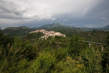 Beyaz Şehir 'in güzel manzarası, doğanın ortasında Akdeniz dağ köyü, Rivello, Campania, Salerno, İtalya