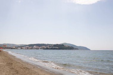 Akdeniz kıyısındaki sahil ve sahil. Polla, Campania, Salerno, İtalya 'da yollar