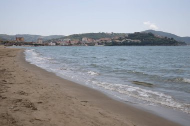 Akdeniz kıyısındaki sahil ve sahil. Polla, Campania, Salerno, İtalya 'da yollar