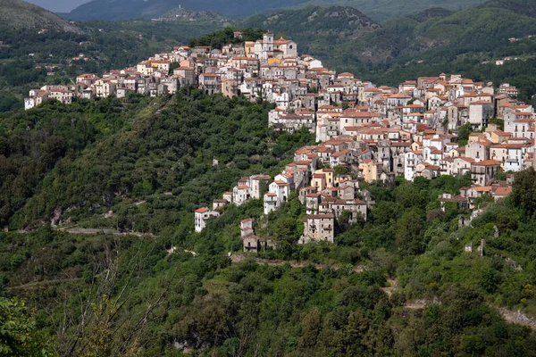 Beyaz Şehir 'in güzel manzarası, doğanın ortasında Akdeniz dağ köyü, Rivello, Campania, Salerno, İtalya