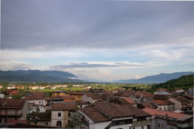 İtalyan dağ köyü, doğaya gömülmüş, Polla, Campania, Salerno, İtalya kırsalının inanılmaz manzarası