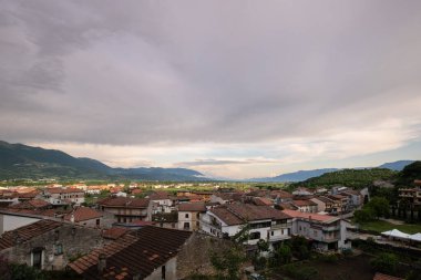 İtalyan dağ köyü, doğaya gömülmüş, Polla, Campania, Salerno, İtalya kırsalının inanılmaz manzarası