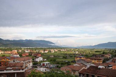 İtalyan dağ köyü, doğaya gömülmüş, Polla, Campania, Salerno, İtalya kırsalının inanılmaz manzarası