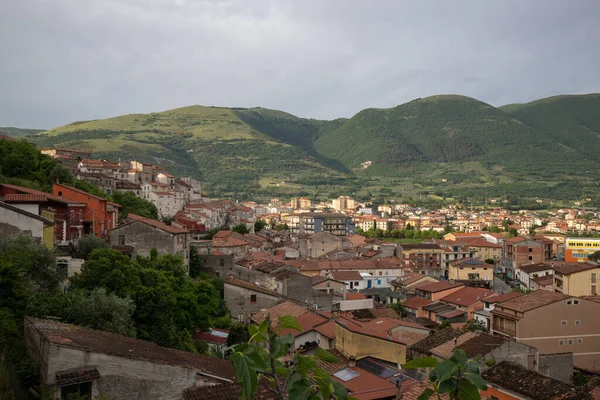 İtalyan dağ köyü, doğaya gömülmüş, Polla, Campania, Salerno, İtalya kırsalının inanılmaz manzarası