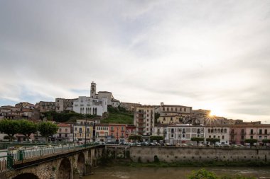 İtalyan tepe köyü, tarihi, Akdeniz silueti eski evler ve Polla, Campania, Salerno, İtalya kilisesi