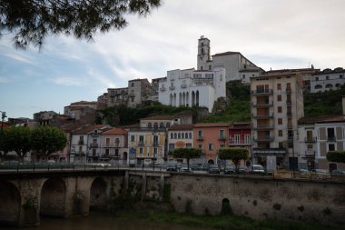 İtalyan tepe köyü, tarihi, Akdeniz silueti eski evler ve Polla, Campania, Salerno, İtalya kilisesi