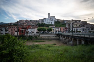 İtalyan tepe köyü, tarihi, Akdeniz silueti eski evler ve Polla, Campania, Salerno, İtalya kilisesi
