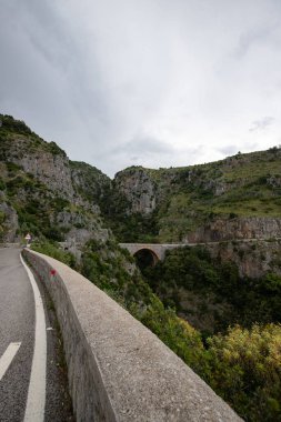 Salerno, Campania, Salerno, İtalya 'da kıyı şeridi ve Akdeniz manzaralı büyük kıyı yolu