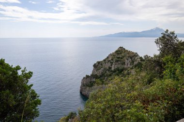 Salerno, Campania, Salerno, İtalya 'da kıyı şeridi ve Akdeniz manzaralı büyük kıyı yolu