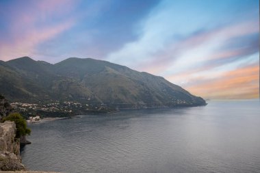 Salerno, Campania, Salerno, İtalya 'da kıyı şeridi ve Akdeniz manzaralı büyük kıyı yolu