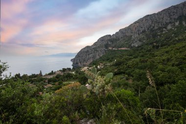 Salerno, Campania, Salerno, İtalya 'da kıyı şeridi ve Akdeniz manzaralı büyük kıyı yolu