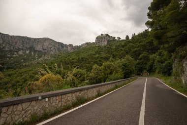 Salerno, Campania, Salerno, İtalya 'da kıyı şeridi ve Akdeniz manzaralı büyük kıyı yolu